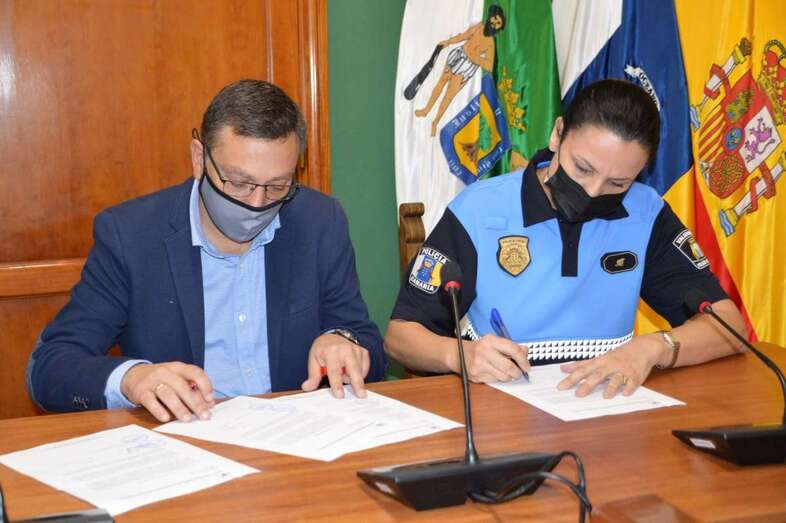 Momento de la firma de la toma de posesión de la nueva agente/TA.